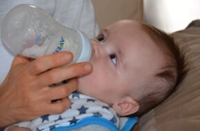 Formula matematica per calcolare quanto latte deve prendere un neonato