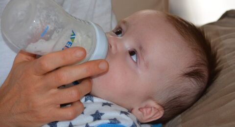Formula matematica per calcolare quanto latte deve prendere un neonato
