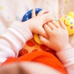 Bambino durante il gioco a terra e lo sviluppo motorio